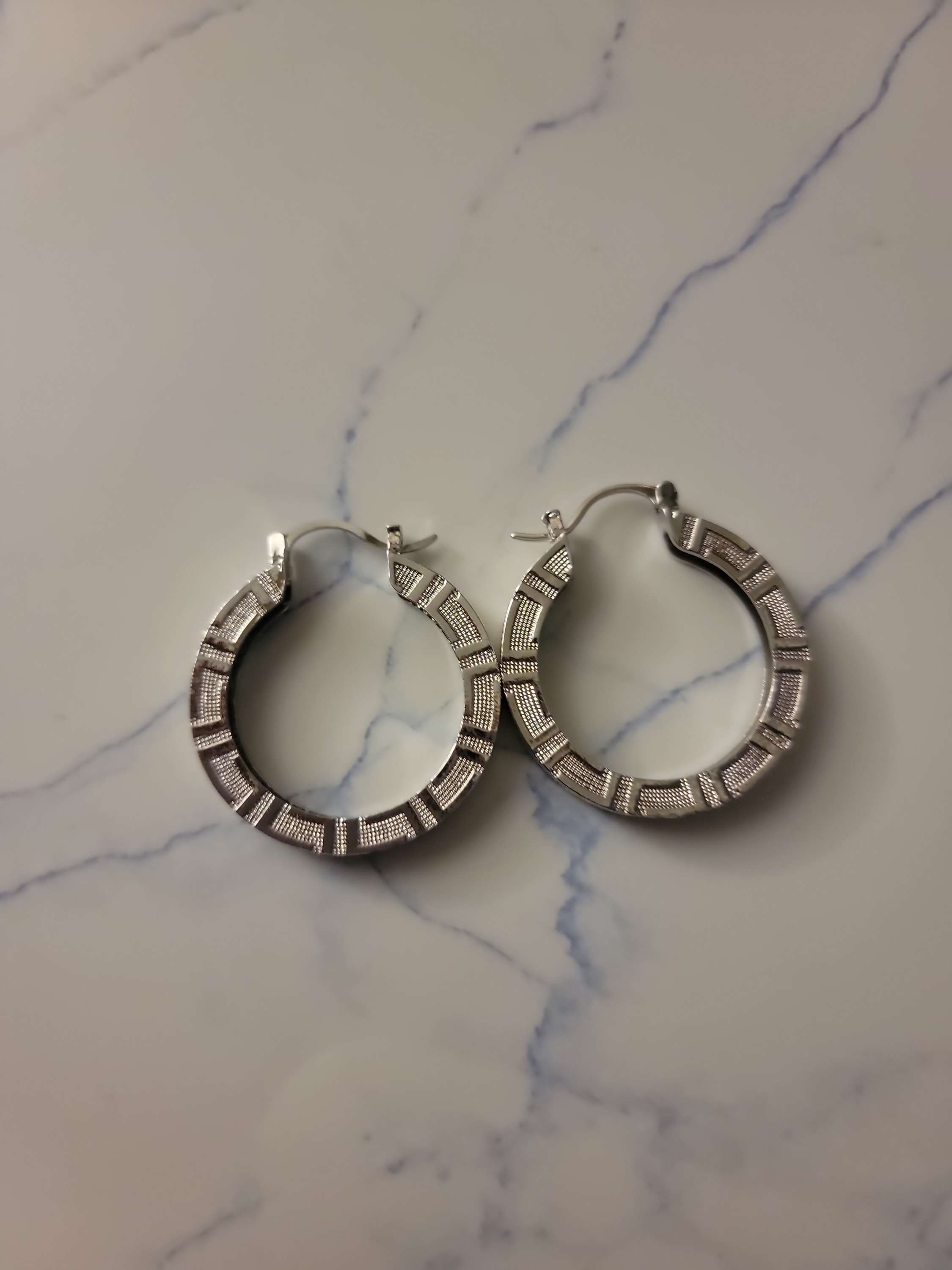 Silvery hoop image 0